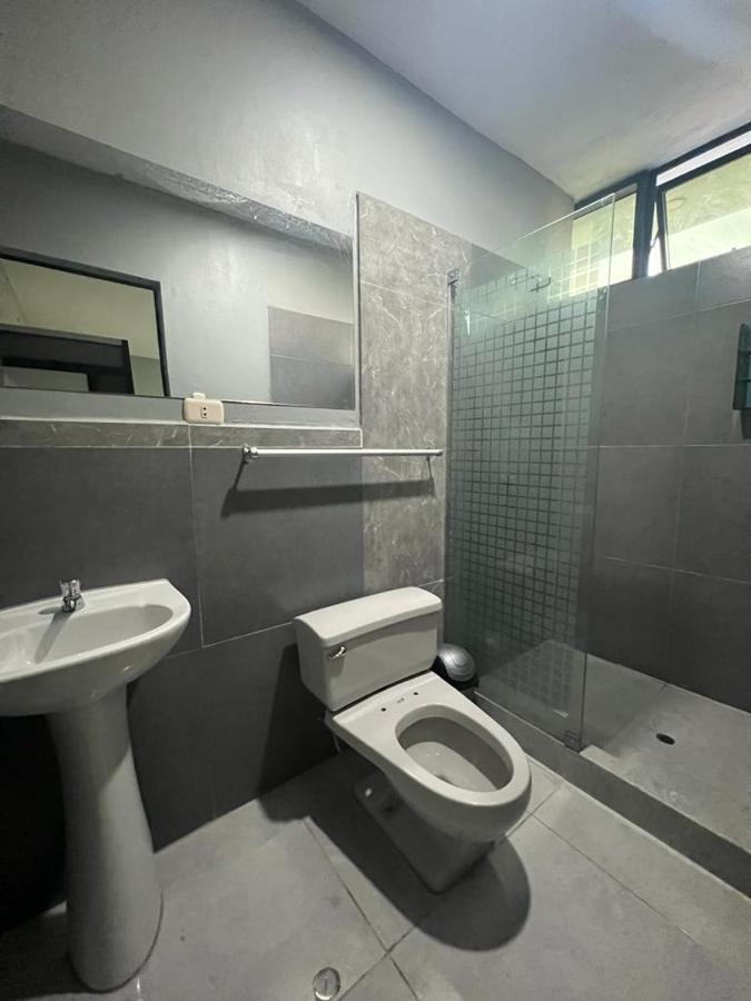 Adrian'S Hotel Пукальпа Экстерьер фото